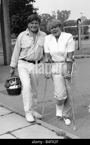 Dame Judi Dench attrice lascia ospedale con il suo attore marito Michael Williams dopo avente un perno inserito in una caviglia rotta sostenuta quando si cammina vicino alla sua casa in Redhill Surrey Mirrorpix Foto Stock