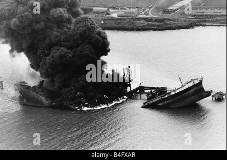 Una petroliera strappato a metà da due esplosioni a oli del Golfo Whiddy Island terminale off costa sud-ovest dell Irlanda Gennaio 1979 Foto Stock