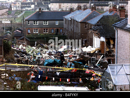 Incidenti aerei Lockerbie detriti nei giardini di Pan Am 747 Novembre 1988 Foto Stock