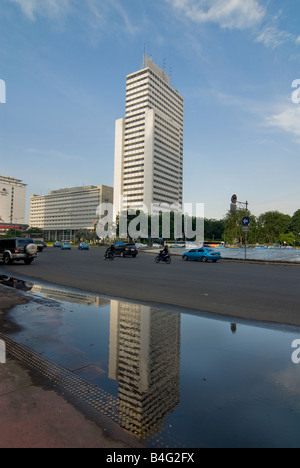 La riflessione di alto ufficio di Giacarta edificio e la strada alla luce del giorno Foto Stock