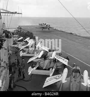 Le navi della Royal Navy portaerei HMS Victorious Agosto 1959 a Fleet Air Arm Supermarine Scimitar atterra sul ponte nella parte anteriore del Foto Stock