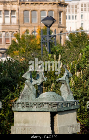 Bradford City Centre, Centenary Square che mostra il Bradford City Fire memorial. Foto Stock