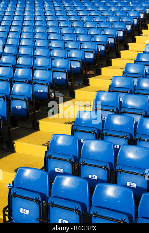 Absract dettaglio dei file di sedili dello stadio a Chelsea FC, Londra Foto Stock