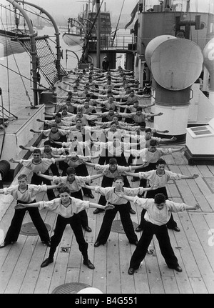 Mare Cadetti correre attraverso un esercizio di routine sul ponte della SS Warspite Agosto 1938 Foto Stock