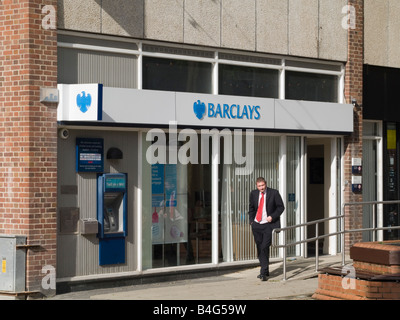 Barclays Bank local High Street ramo nella città di Bangor, Wales, Regno Unito, Gran Bretagna Foto Stock