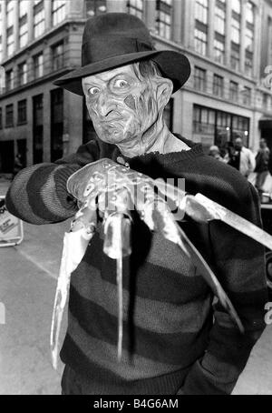 Robert Englund attore che ha giocato Freddy Krueger dal film di serie un incubo su Elm Street egli è raffigurato al di fuori dell'Odeon Leicester Square per la sua ultima escursione come Freddy in Freddies morti Foto Stock