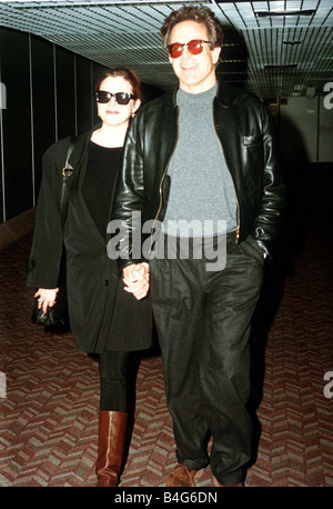 Warren Beatty attore con moglie Annette Bening attrice arrivano all'aeroporto di Londra Heathrow Foto Stock