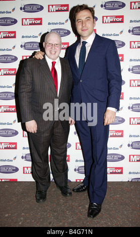 Matt Lucas e David Wallaims al Daily Mirror Pride of Britain Awards a LWT Studios di Londra 10 Ottobre 2005 Foto Stock