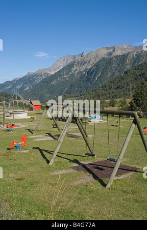 Parco giochi per bambini e Alpi Italiane Tonale Trentino Italia Foto Stock