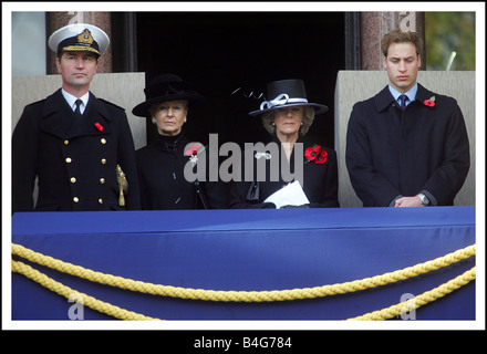 La regina conduce la nazione nel ricordo insieme con gli altri membri della famiglia reale leader politici e i veterani durante il ricordo Servizio Domenicale il Cenotafio Whithall la nostra immagine mostra il principe William Duchessa di Cornovaglia e Tim Lawrence guarda il ricordo del servizio da parte di un balcone del Foreign Office Novembre 2005 Foto Stock