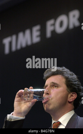 Congresso del Partito conservatore di Bournemouth Ottobre 2002 Oliver Letwin prende un drink di waterwhilst conferenza di indirizzamento Foto Stock