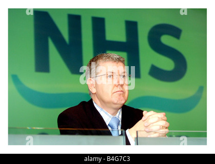 Il ministro della salute Andy Kerr Ottobre 2005 nel corso di una conferenza stampa presso alla Andrews House per premere il tasto di chiamata per ridurre l'uso di call-back e incontro delle pressioni di inverno sono i due principali sfide cui deve far fronte la NHS 24 Foto Stock