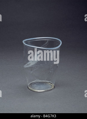 Un vuoto schiacciato tazza in plastica Foto Stock