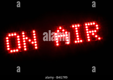 Le parole "on air" in luce accesa lampadine Foto Stock