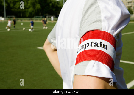 Una persona che indossa un 'capitano' fascia per il braccio Foto Stock