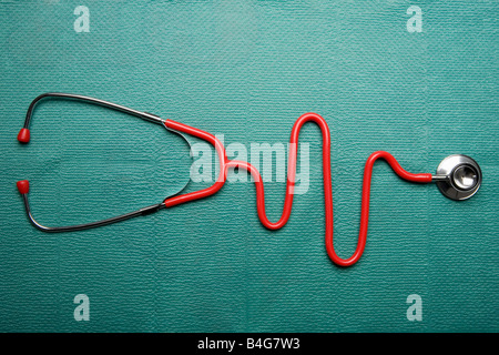 Uno stetoscopio in forma di un normale grafico ECG Foto Stock