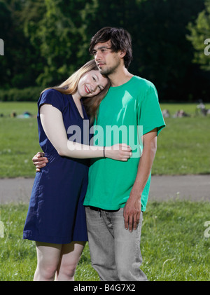 Una giovane coppia con i loro bracci intorno a ciascun altro Foto Stock