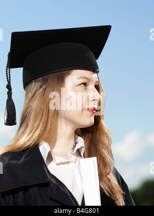 Una femmina di laureato in possesso di un diploma Foto Stock