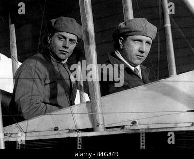 John Alcock e Arthur Whitten Brown erano due volantini britannica sono state le prime persone a volare un aeromobile non stop attraverso l'Oceano Atlantico che hanno fatto il loro volo nel 1919 il capitano John Alcock è stato il pilota di tenente Arthur Whitten Brown era il navigatore il loro aereo era un Vickers Vimy chiamato dopo una battaglia nella Prima Guerra Mondiale Foto Stock