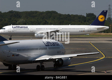 Lufthansa Boeing 737-300 e Airbus A321-100 di rullaggio per la pista, l'Aeroporto Internazionale di Düsseldorf, Germania. Foto Stock