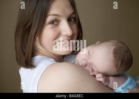 Una madre tenendo un bambino Foto Stock