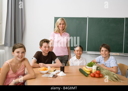 Un insegnante e quattro studenti imparare circa la nutrizione Foto Stock