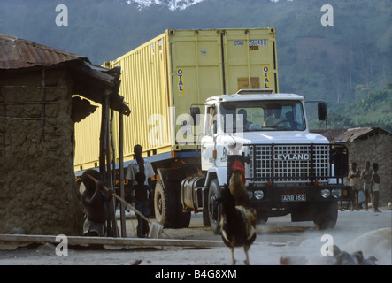 Contenitore Haulage nell entroterra di Ghana, Africa occidentale. Foto Stock