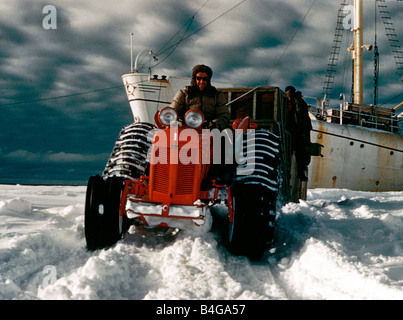 Il Trans Antarctic Expedition 1956 1958 uno dei veicoli a motore utilizzati per attraversare il innevato paesaggio antartico esploratori soddisfare al Polo Sud i membri del team che sta tentando la prima superficie traversata dell'Antartico hanno aderito fino al Polo Sud il neozelandese Sir Edmund Hillary che ha già conquistato il Monte Everest è arrivato con il suo team 17 giorni fa presto questo pomeriggio Sir Edmund ha accolto con favore la squadra britannica guidata dal dottor coniglietto Vivian Fuchs al polo sud gli inglesi e Nuova Zelanda squadre sono membri di una comune Commonwealth Trans spedizione in Antartide ma insieme fuori dalle estremità opposte Foto Stock