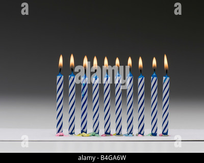 Una fila di masterizzazione Blu candele di compleanno Foto Stock