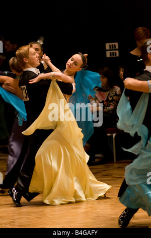 Giovani danzatori di ballo da sala concorrenza "Nevsky Cup 2008" a San Pietroburgo, Russia. Foto Stock