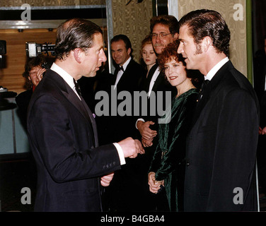 Mel Gibson attore parlando al principe Carlo alla premiere del suo film l'uomo senza volto Foto Stock