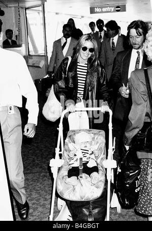 Patsy Kensit attrice e suo figlio james all'aeroporto di Londra Heathrow Foto Stock