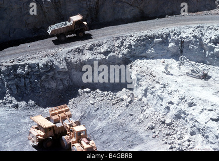 Miniera a Cielo Aperto dove un carrello viene caricato di minerale di stagno in Ardlethan Nuovo Galles del Sud Australia Foto Stock