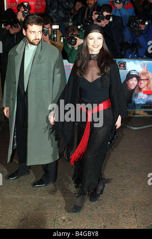 Catherine Zeta Jones attrice con Angus MacFayden presso la premiere del film di Waynes mondo 2 Foto Stock