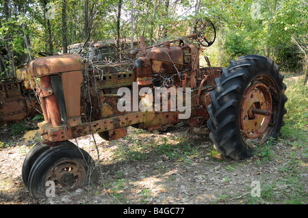 Vecchio arrugginito trattore agricolo Foto Stock