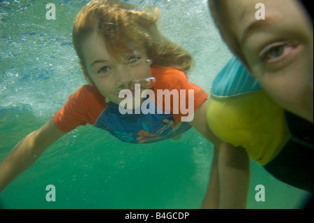 I ragazzi di nuoto sott'acqua Foto Stock