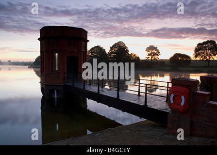 Torre dell'acqua all'alba, Sywell serbatoio, Sywell, Northamptonshire, England, Regno Unito Foto Stock