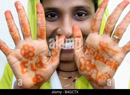 La donna musulmana di Eid Mubarak henna sulle mani , Eid ul Fitr celebrazioni , India Foto Stock