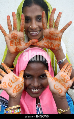 La donna musulmana e il bambino con l'Eid Mubarak henna sulle loro mani , Eid ul Fitr celebrazioni , India Foto Stock