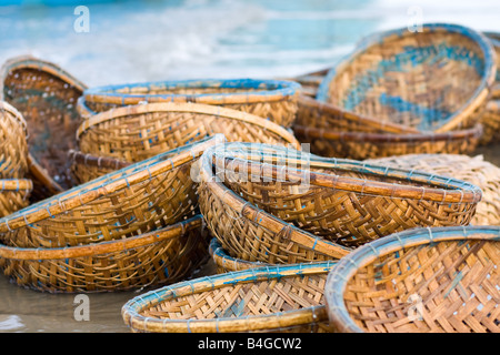 Cestelli di bambù sulla spiaggia di un villaggio di pescatori Foto Stock