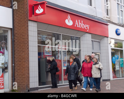 Le persone camminare davanti a un ramo della Abbazia di Santander banca in redcar cleveland, Regno Unito Foto Stock