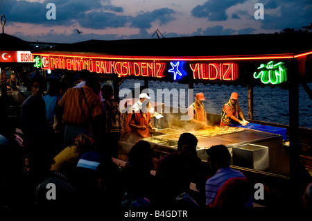 Ristorante Terrazza barche Golden Horn bridge waterfront vendono hot sgombro pesce panini balik ekmek Eminonu Foto Stock