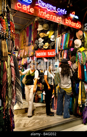 Istanbul Istiklal Caddesi Beyoglu strada dello shopping di moda a trimestre Foto Stock