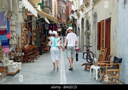 I turisti a piedi strette stradine della città vecchia di Rethymno Creta Grecia Settembre 2008 Foto Stock