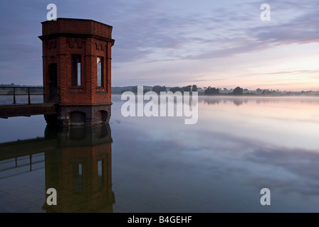 Torre dell'acqua all'alba, Sywell serbatoio, Sywell, Northamptonshire, England, Regno Unito Foto Stock