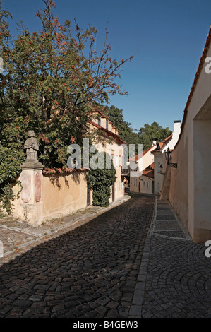 Praga Hradcany acciottolata strada indietro Foto Stock