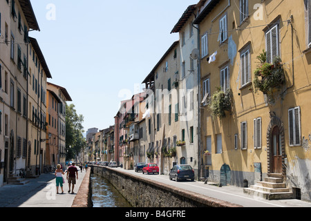Via del Fosso nella città vecchia, Lucca, Toscana, Italia Foto Stock
