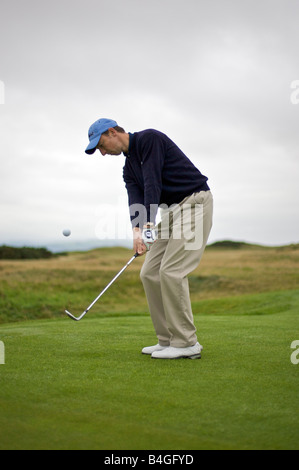 Professional Golfer pitching una sfera (parte di una serie) Foto Stock