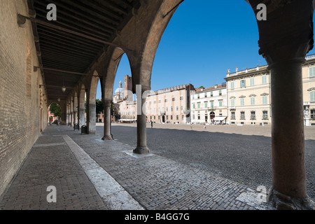 Piazza Sordello dal Palazzo del Capitano (parte di Palazzo Ducale), Mantova (Mantova), Lombardia, Italia Foto Stock