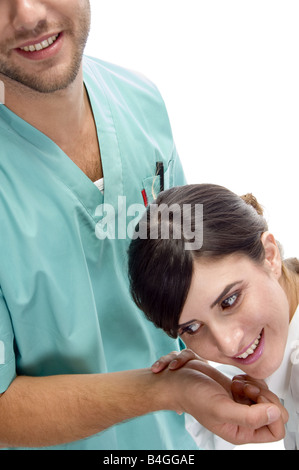 Sorridente infermiere impulso di controllo del paziente Foto Stock